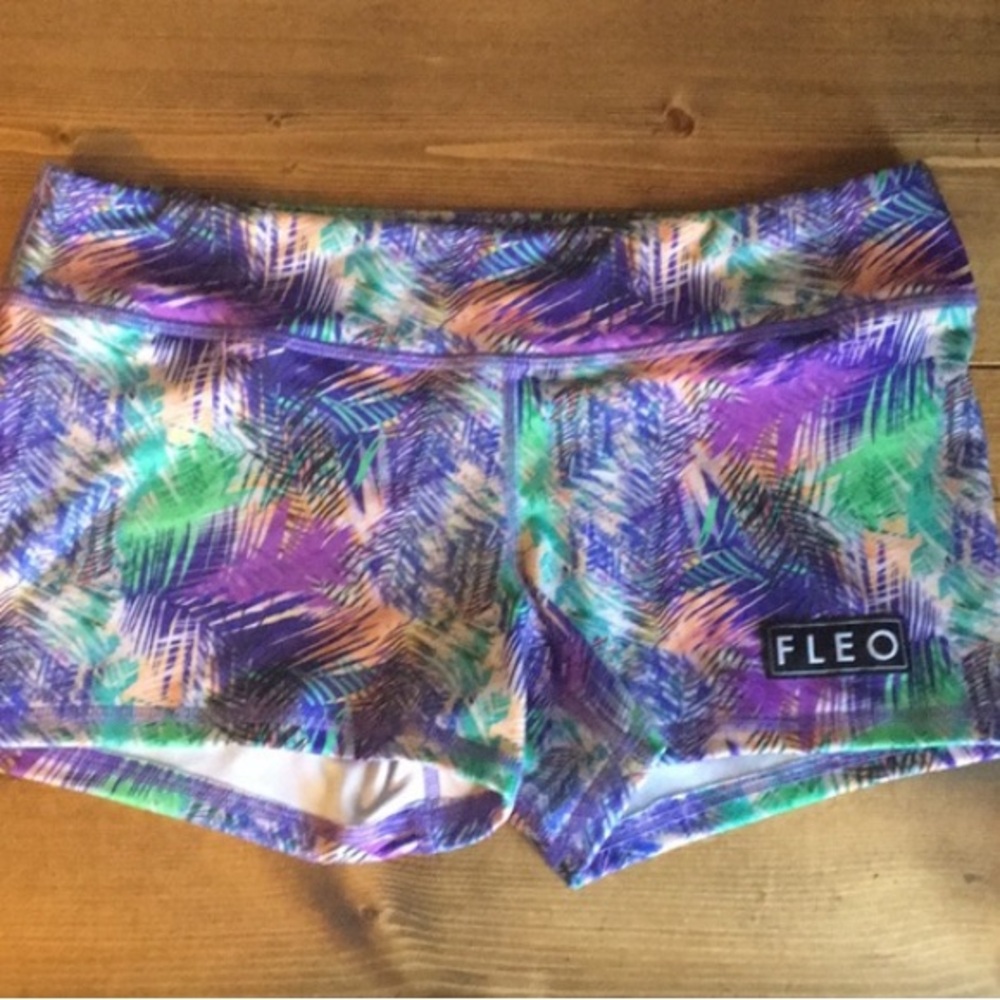 Fleo Shorts  Size Large